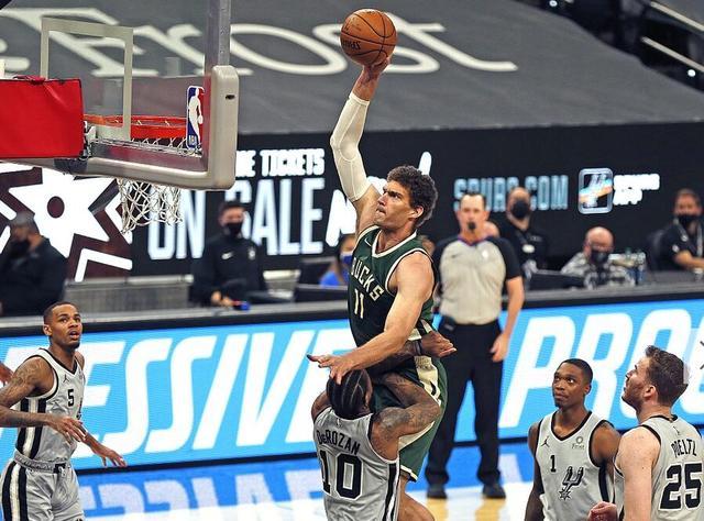  尼克斯锁定季后赛，布伦森创队史纪录  