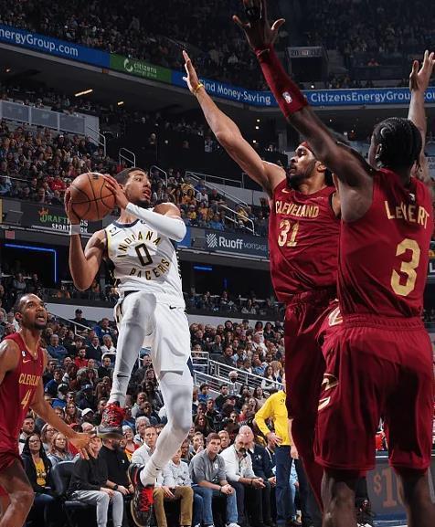  哈利伯顿助攻创新高，步行者客场击败黄蜂