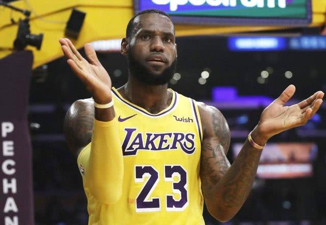  詹姆斯狂砍三双助湖人逆转战胜凯尔特人