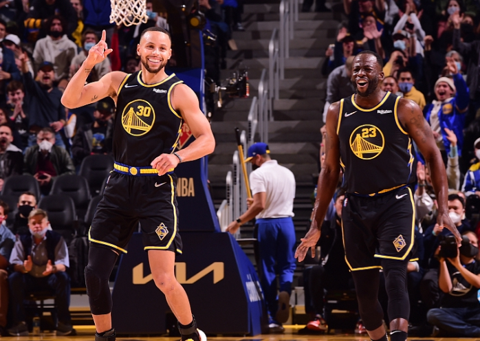  艾顿统治禁区开拓者大胜公牛缩小与湖人差距